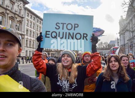 London, Großbritannien. 15. Januar 2023. Während der Demonstration hält ein Demonstrant ein Schild mit der Aufschrift „Stop Equinor“. Klimaschutzaktivisten marschierten in Westminster und forderten die Regierung auf, das von der norwegischen Firma Equinor betriebene Öl- und Gasfeld Rosebank in der Nordsee zu stoppen. Kredit: SOPA Images Limited/Alamy Live News Stockfoto