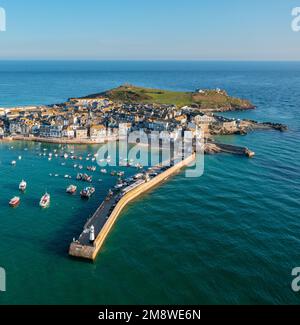 St. Ives, Cornwall. Vereinigtes Königreich. 08.24.2021 Ein wunderschönes Luftbild von St. Ives Head und Hafen bei Sonnenaufgang. 24. August 2021 Stockfoto