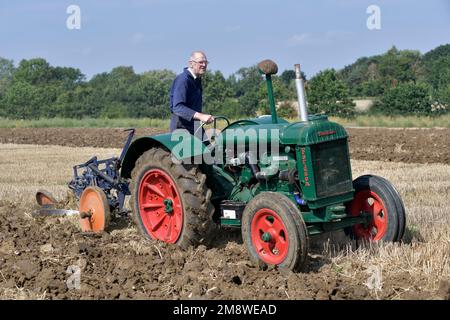 fordson-Traktor aus dem Vintage 1930er-Jahrhundert zieht am Ploug-Tag brampton suffolk england Stockfoto