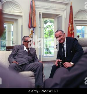 Thurgood Marshall und Präsident Lyndon B. Johnson treffen sich im Oval Office zur Bekanntgabe von Marshalls Nominierung zum Obersten Gerichtshof der Vereinigten Staaten. Stockfoto