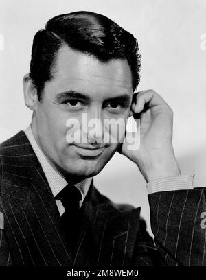 Cary Grant (Archibald Alec Leach, 1904-1986), englisch-amerikanischer Schauspieler. Cary Grant in einer RKO-Publicity immer noch von Verdacht (1941) Stockfoto