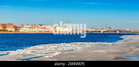 St. Petersburger Panorama der Newa mit Ufer der Universitetskaja und Palastbrücke Stockfoto