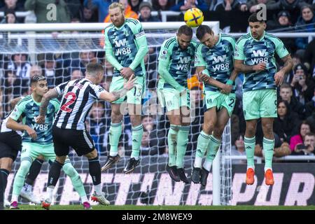 Newcastle upon Tyne, Großbritannien. 15. Januar 2023. NEWCASTLE UPON TYNE, ENGLAND - JANUAR 15: Kieran Trippier von Newcastle United tritt während des Premier League-Spiels zwischen Newcastle United und dem Fulham FC in St. James Park am 15. Januar 2023 in Newcastle upon Tyne, Großbritannien. (Foto: Richard Callis/SPP) (Foto: Richard Callis/Sports Press Photo/C - FRIST VON EINER STUNDE - FTP NUR AKTIVIEREN, WENN BILDER WENIGER ALS EINE STUNDE ALT sind - Alamy) Guthaben: SPP Sport Press Photo. Alamy Live News Stockfoto