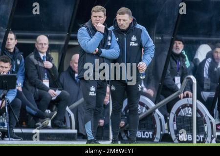 Newcastle upon Tyne, Großbritannien. 15. Januar 2023. NEWCASTLE UPON TYNE, ENGLAND - JANUAR 15: Newcastle United Manager Eddie Howe und sein Assistent Graeme Jones während des Premier League-Spiels zwischen Newcastle United und Fulham FC in St. James Park am 15. Januar 2023 in Newcastle upon Tyne, Großbritannien. (Foto: Richard Callis/SPP) (Foto: Richard Callis/Sports Press Photo/C - FRIST VON EINER STUNDE - FTP NUR AKTIVIEREN, WENN BILDER WENIGER ALS EINE STUNDE ALT sind - Alamy) Guthaben: SPP Sport Press Photo. Alamy Live News Stockfoto