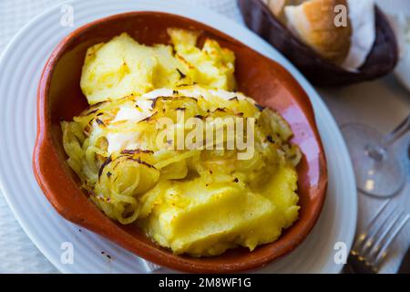 Mit Kartoffeln gebackenes Kabeljau-Steak Stockfoto