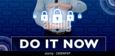 Textunterschrift für „Do IT Now“. Konzept bedeutet, nicht zu zögern und sofort mit der Arbeit zu beginnen oder Dinge zu tun Stockfoto