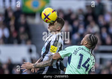 Newcastle upon Tyne, Großbritannien. 15. Januar 2023. NEWCASTLE UPON TYNE, ENGLAND - JANUAR 15: Kieran Trippier von Newcastle United leitet den Ball während des Premier League-Spiels zwischen Newcastle United und dem Fulham FC in St. James Park am 15. Januar 2023 in Newcastle upon Tyne, Großbritannien. (Foto: Richard Callis/SPP) (Foto: Richard Callis/Sports Press Photo/C - FRIST VON EINER STUNDE - FTP NUR AKTIVIEREN, WENN BILDER WENIGER ALS EINE STUNDE ALT sind - Alamy) Guthaben: SPP Sport Press Photo. Alamy Live News Stockfoto