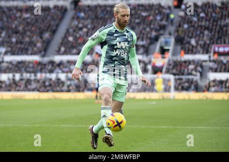 Newcastle upon Tyne, Großbritannien. 10. Januar 2023. NEWCASTLE UPON TYNE, ENGLAND - JANUAR 15: Tim Ream kontrolliert den Ball während des Premier League-Spiels zwischen Newcastle United und Fulham FC in St. James Park am 15. Januar 2023 in Newcastle upon Tyne, Großbritannien. (Foto: Richard Callis/SPP) (Foto: Richard Callis/Sports Press Photo/C - FRIST VON EINER STUNDE - FTP NUR AKTIVIEREN, WENN BILDER WENIGER ALS EINE STUNDE ALT sind - Alamy) Guthaben: SPP Sport Press Photo. Alamy Live News Stockfoto