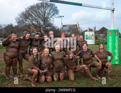 Withycombe, Devon, 15. Januar 2023, nach heftigen Regenschauern heute Morgen ging das Rugby-Spiel weiter, wobei Camborne RFC Withycombe RFC spielte. Die Temperatur heute war 8C Grad und die Sonne kam schließlich heraus. Nach einem schwierigen Spiel, bei dem beide Teams mit Schlamm bedeckt waren, erreichte Camborne 31 15 Punkte. Guthaben:Keith Larby/Alamy Live News Stockfoto