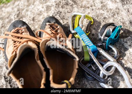 Benutzte Kletterschuhe zusammen mit anderer technischer Ausrüstung. Stockfoto