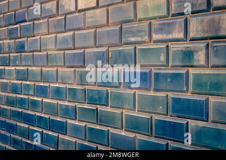 Blaue Mosaikfliesen an einer Außenwand in Portugal. Stockfoto