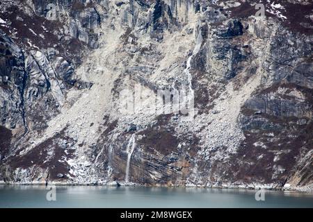 Malerischer Blick auf eine steile Küste mit kleinem Wasserfall im Glacier Bay-Nationalpark (Alaska). Stockfoto