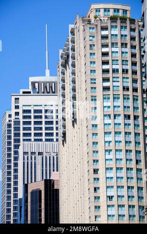 Der Blick auf die modernen Wolkenkratzer in der Innenstadt von Sydney (New South Wales) aus nächster Nähe. Stockfoto