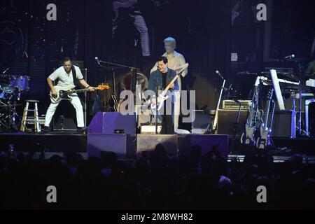 14. Januar 2023, Inglewood, CA, USA: Jack White mit Dominic Davis, Daru Jones, Quincy McCrary tritt auf dem iHeartRadio Alter EGO 2023 auf, präsentiert von Capital One auf dem Kia Forum 14. Januar 2023 im Jahr 2018 führte iHeartRadio die Welt in unser Alter EGO ein. Die größten Namen in Alternative Rock kommen zu unserer jährlichen Veranstaltung zusammen. Dieses Jahr findet in Los Angeles auf der Bühne des Kia Forums statt (Kreditbild: © Dave Safley/ZUMA Press Wire), NUR REDAKTIONELLE VERWENDUNG! Nicht für den kommerziellen GEBRAUCH! Stockfoto