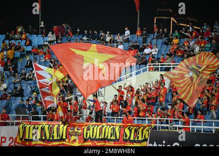 Hanoi, Vietnam. 13. Januar 2023. Vietnam-Fans haben beim AFF Mitsubishi Electric Cup 2022 zwischen Vietnam und Thailand im My Dinh National Stadium Jubel gesehen. Endstand: Vietnam 2:2 Thailand. (Foto: Amphol Thongmueangluang/SOPA Images/Sipa USA) Guthaben: SIPA USA/Alamy Live News Stockfoto