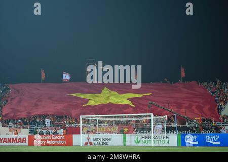 Hanoi, Vietnam. 13. Januar 2023. Vietnam-Fans haben beim AFF Mitsubishi Electric Cup 2022 zwischen Vietnam und Thailand im My Dinh National Stadium Jubel gesehen. Endstand: Vietnam 2:2 Thailand. Kredit: SOPA Images Limited/Alamy Live News Stockfoto