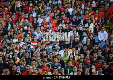 Hanoi, Vietnam. 13. Januar 2023. Vietnam-Fans haben beim AFF Mitsubishi Electric Cup 2022 zwischen Vietnam und Thailand im My Dinh National Stadium Jubel gesehen. Endstand: Vietnam 2:2 Thailand. Kredit: SOPA Images Limited/Alamy Live News Stockfoto