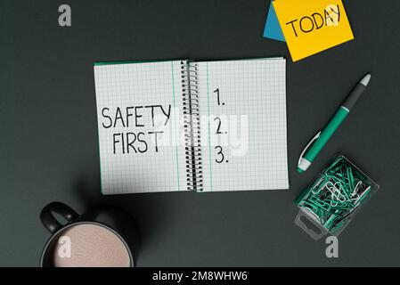 Schild mit der Aufschrift Safety First. Geschäftsübersicht Vermeiden Sie unnötige Risiken Leben Sie sicher vorsichtig Achten Sie auf die Zukunft Stockfoto
