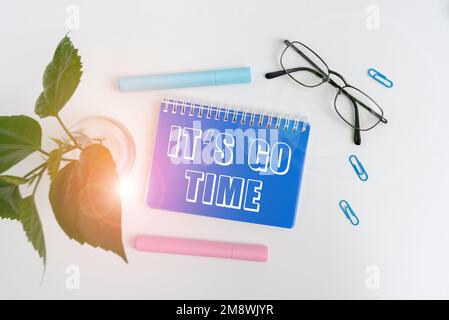 Konzeptunterschrift Es ist Zeit zu gehen. Ein Wort, das auf einen Zeitraum geschrieben wurde, um die zugewiesenen Aufgaben zu erfüllen, bringt es AUF DIE BEINE Stockfoto