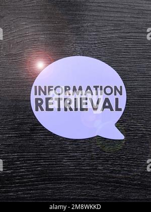 Textinformationen abrufen wird geschrieben. Geschäftsansatz Ein Ort, an dem Daten gespeichert und gefunden werden können Stockfoto