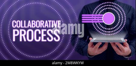 Inspiration mit Zeichen für „Collaborative Process“. Unternehmensübersicht die Arbeit von Mitarbeitern und Organisationen führt zu Ergebnissen Stockfoto