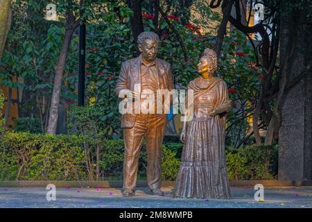 Bronzestatuen des mexikanischen Künstlers Frida Kahlo und ihres Mannes, des mexikanischen Wandlers Diego Rivera, von Gabriel Ponzanelli im Frida Kahlo Park von Coyoacan, Mexiko-Stadt, Mexiko. Stockfoto