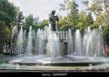 Nachbildung des David von Michelangelo, umgeben von einem Brunnen auf dem Platz Rio de Janeiro im hippen Stadtviertel Colonia Roma Norte in Mexiko-Stadt, Mexiko. Stockfoto