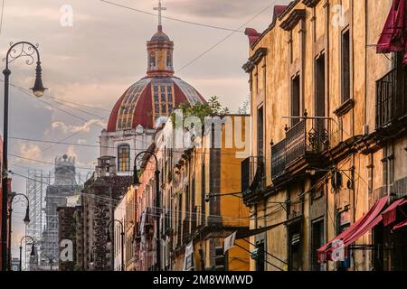 Die Kuppel der Kirche Templo de Santa Inés und das ehemalige Kloster im Stadtviertel Zona Centro von Mexiko-Stadt, Mexiko. Stockfoto