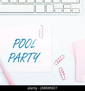 Schild mit Poolparty. Feier des Geschäftsansatzes mit Aktivitäten in einem Swimmingpool Stockfoto