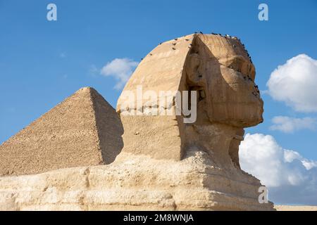 Die große Sphinx und die große Pyramide von Gizeh - die größte ägyptische Pyramide und das Grab des pharaos Khufu aus der Vierten Dynastie. Stockfoto