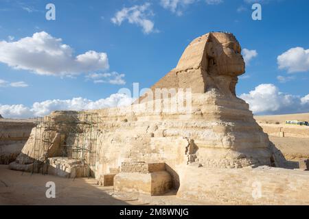 Die große Sphinx und die große Pyramide von Gizeh - die größte ägyptische Pyramide und das Grab des pharaos Khufu aus der Vierten Dynastie. Stockfoto