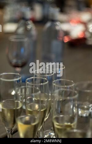 Viele Champagnertrinkgläser voller gelber Champagner Stockfoto