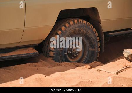 Ein Geländefahrzeug, das in der Wüste in Chalbi Desert, Kenia, feststeckt Stockfoto