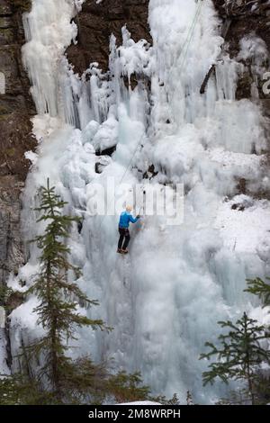 Eisklettern auf einem gefrorenen Wasserfall im Maligne Canyon im Jasper National Park, Alberta, Kanada Stockfoto