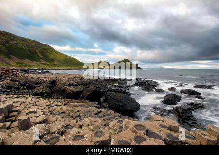 Der Giant's Causeway in Nordirland (County Antrim) ist eines der berühmtesten Wahrzeichen Irlands und UNESCO-Weltkulturerbe Stockfoto