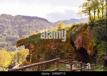 Wasserfall in den Bergen italiens. Herbstlandschaft in norditalien. Hochwertiges Foto Stockfoto