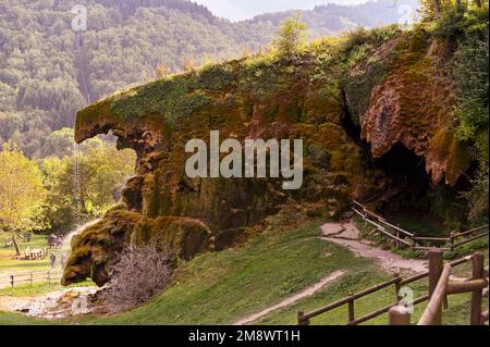 Wasserfall in den Bergen italiens. Herbstlandschaft in norditalien. Hochwertiges Foto Stockfoto