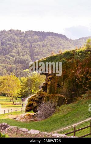 Wasserfall in den Bergen italiens. Herbstlandschaft in norditalien. Hochwertiges Foto Stockfoto