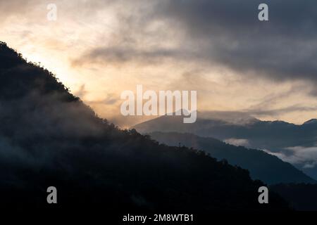 Wolkenwald Sonnenaufgang mit Anden im Hintergrund, Mindo Tandayapa Nebelwald, Quito Region, Ecuador. Stockfoto