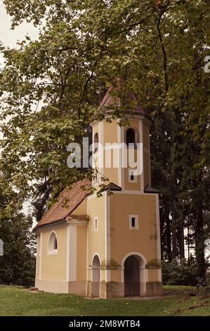 Altes Herrenhaus in Slowenien. Architektur einer historischen Villa mit gelben Wänden. Hochwertiges Foto Stockfoto