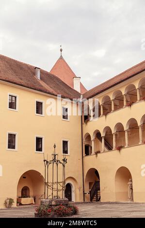 Altes Herrenhaus in Slowenien. Architektur einer historischen Villa mit gelben Wänden. Hochwertiges Foto Stockfoto