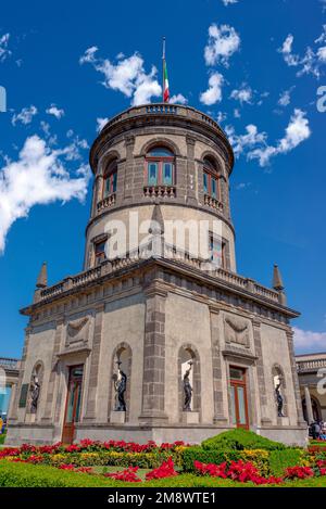 CDMX, CDMX, 11 12 22, hoher Ritterturm mit Flagge im oberen Innenhof des Schlosses chapultepec, 4 schwarze Skulpturen von Frauen und ein Garten mit Touristen Stockfoto