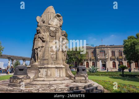 Abfahrt vom Nationalmuseum von Chapultepec im Schloss mit einer Gruppe von Touristen, die den Garten mit Skulpturen und Brunnen verlassen Stockfoto