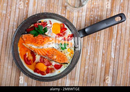 Spiegeleier mit Lachs und Kirschtomate Stockfoto