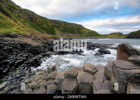 Der Giant's Causeway in Nordirland (County Antrim) ist eines der berühmtesten Wahrzeichen Irlands und UNESCO-Weltkulturerbe Stockfoto