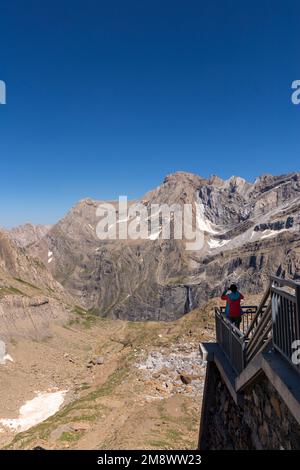 Junger Reisender, der mit dem Telefon über dem Berg fotografiert Stockfoto