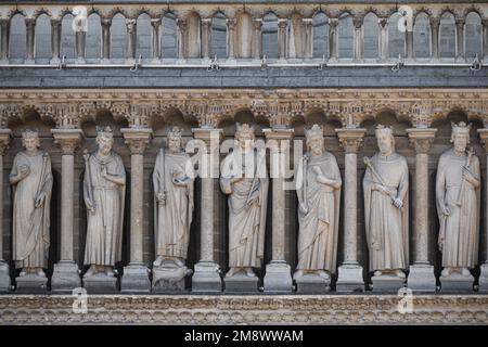 Die Galerie der Könige an der Westfassade der Kathedrale Notre-Dame de Paris, Paris, Frankreich, Europa, detaillierter Blick auf 7 von 28 Statuen Stockfoto