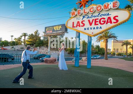 Hochzeitspaar, das Fotos auf dem berühmten „Welcome to Fabulous Las Vegas“-Schild auf dem Las Vegas Boulevard macht, stammt aus dem Jahr 1959. Stockfoto