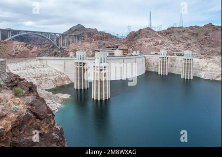 Der Hoover Dam liegt zwischen Nevada und Arizona und impoodiert Lake Mead. Es wurde zwischen 1931 und 1936 erbaut. Stockfoto