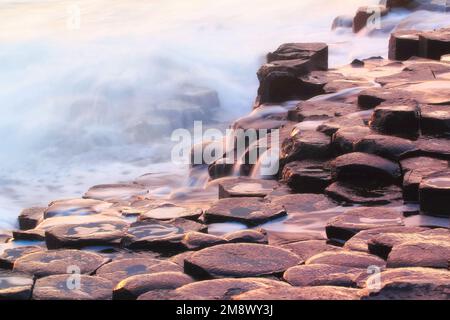 Der Giant's Causeway in Nordirland (County Antrim) ist eines der berühmtesten Wahrzeichen Irlands und UNESCO-Weltkulturerbe Stockfoto